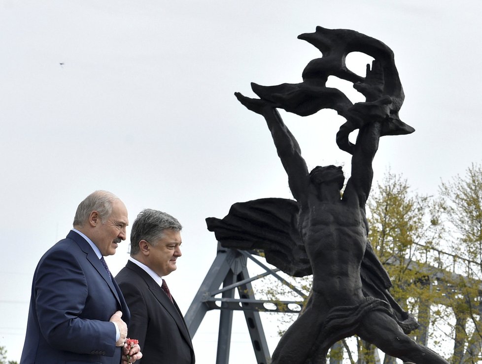 Prezidenti Porošenko (Ukrajina) a Lukašenko (Bělorusko) v Černobylu při vzpomínkové akci na neštěstí.