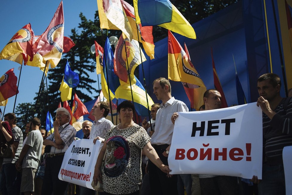 Lidé na Ukrajině protestují proti válce, kterou chce Porošenk orozpoutat na východě země.