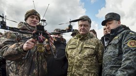 Ukrajinský prezident Porošenko si s tajemníkem Rady národní bezpečnosti a obrany Ukrajiny Turčynovem prohlížejí dron