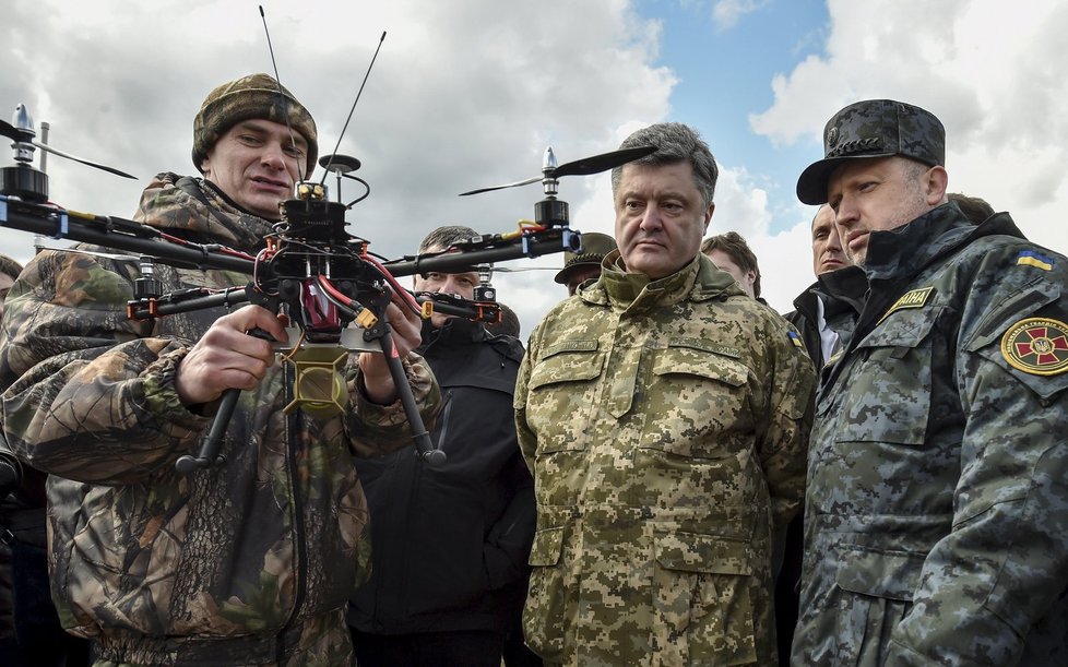 Ukrajinský prezident Porošenko si s tajemníkem Rady národní bezpečnosti a obrany Ukrajiny Turčynovem prohlížejí dron