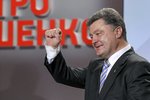 Předpokládaný ukrajinský prezident Petro Porošenko je připraven vést jednání s Ruskem s využitím prostředníků z USA a Evropské unie.