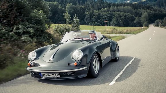 Legendární Walter Röhrl má úžasné Porsche 356. Vzadu je motor z 911 Turbo