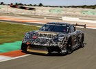 Loňský koncept Porsche Mission R se proměnil v testovací Cayman GT4 ePerformance