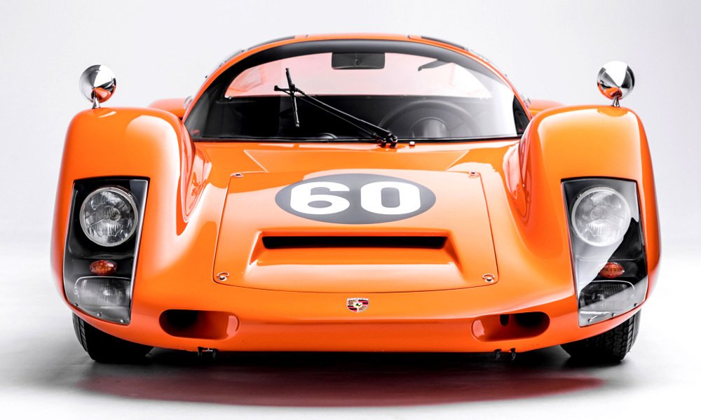 Dvoumístné kupé Porsche 906 (Carrera 6) Mělo přední světlomety a směrové blikače schované pod průhlednými kryty ve vysokých předních blatnících.