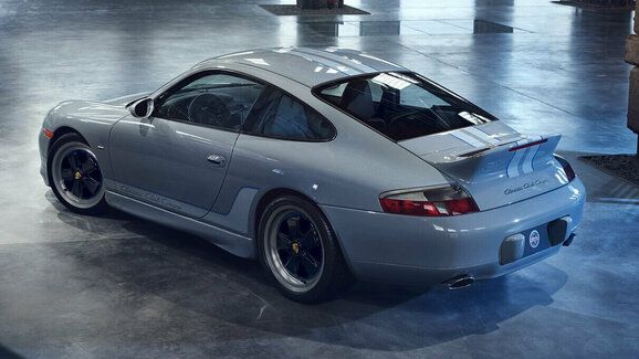 Do aukce míří jedinečné Porsche, tovární retro přestavba Carrery 996 s technikou GT3