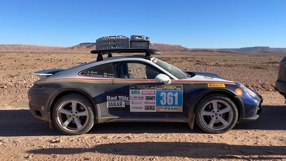 Není pouze na okrasu. Porsche 911 Dakar zvládlo trasu náročné soutěže Africa Eco Race