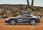 Porsche potřebuje 34 hodin k aplikaci legendární závodní barvy pro 911 Dakar. Jak vypadá postup?
