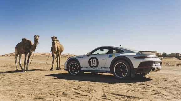 Porsche představuje polepy pro 911 Dakar. Nejsou ale inspirované Dakarem