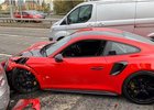 To je pech. Řidič naboural nové Porsche 911 GT2 RS kousek za autosalonem