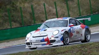 Abraham svede na motorce souboj s porsche a stíhačkou