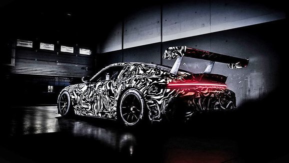 Porsche poodhaluje závodní 911 GT3, karoserii zdobí mapy okruhů