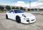 Na prodej je Porsche 997 s volantem uprostřed a ve stylu GT3