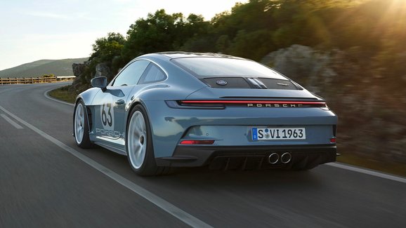 Porsche testuje hybridní čtyřválec v 911. Čeká legendární model historická změna?