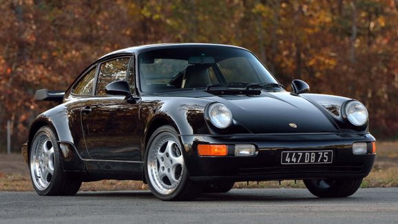 K mání je hodně zajímavé Porsche. Tato 911 Turbo hrála ve známé akční komedii