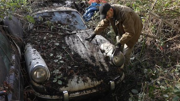 Vzácné Porsche po letech stání dokonale pohltila vegetace. Zachráněné auto čeká prodej