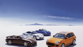 Současná modelová řada (zleva): 911 Turbo Cabriolet, Cayman S, Boxster a Cayenne GTS