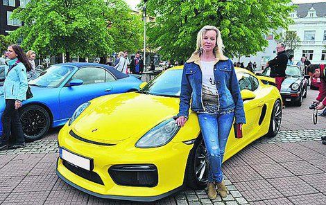 Na všechny strany zářil luxusní žluťásek – Cayman GT 4, kterých bylo vyrobeno jen okolo tisíce kusů.