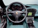 Oproti poslední vzduchem chlazené 911 se ergonomie kabiny velmi zlepšila. Stejnou palubní desku dostala i 911 996. Všimněte si třeba navigace.