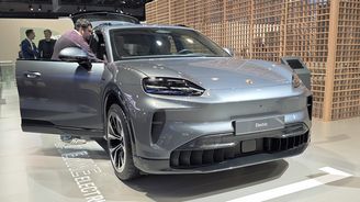 Elektrické Porsche Cayenne naživo v Bruselu: Mohutnost nejen vzhledová Elektrické Porsche Cayenne naživo v Bruselu: Mohutnost nejen vzhledová
