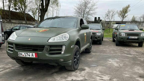 Velitel ukrajinské armády dostal Porsche Cayenne. Má úpravy pro použití v boji