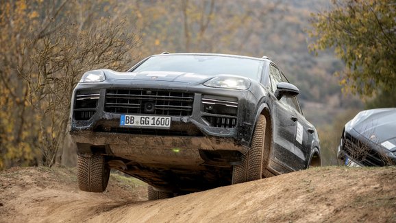 Ani modernizované Porsche Cayenne se terénu nelekne, podívejte se na drsné testování