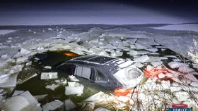 Řidič sjel s vozem Porsche Cayenne do zamrzlého rybníku. Vůz pak museli dostat ven hasiči.