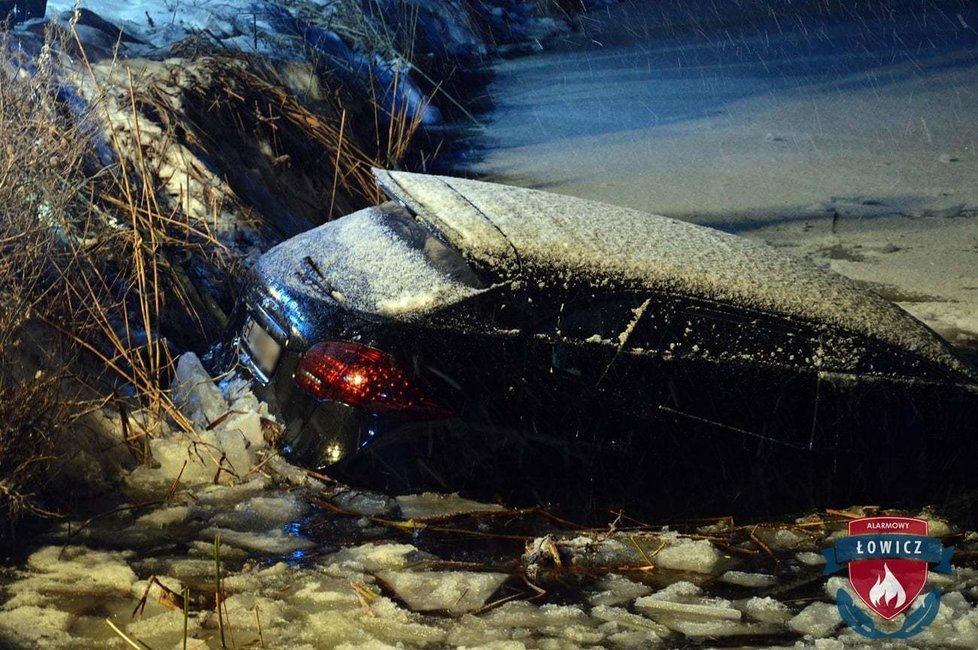 Řidič sjel s vozem Porsche Cayenne do zamrzlého rybníku. Vůz pak museli dostat ven hasiči.