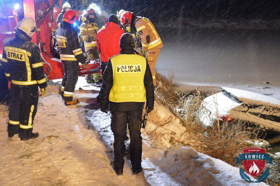 Řidič sjel s vozem Porsche Cayenne do zamrzlého rybníku. Vůz pak museli dostat ven hasiči.