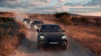 Dvě a půl tuny, přesto driftuje jako sporťák. Vyzkoušeli jsme elektrické Porsche Cayenne Dvě a půl tuny, přesto driftuje jako sporťák. Vyzkoušeli jsme elektrické Porsche Cayenne