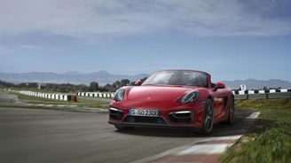 Podívejte se, jak Porsche Cayman GTS dovádí na motokárové dráze