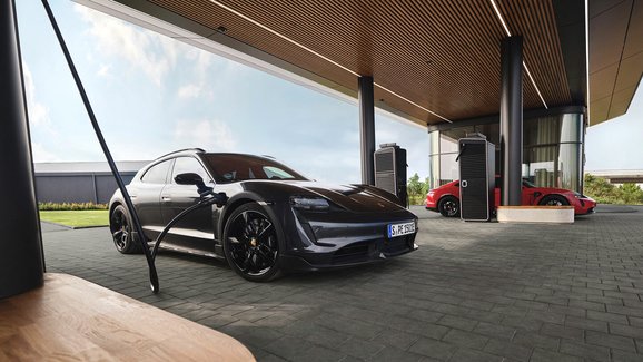 Porsche ukazuje luxusní způsob nabíjení na cestách. Navíc bez příplatku