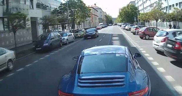 Řidič Porsche na svou zběsilou jízdu ulicemi Holešovic a vybržďování hasičů doplatí.