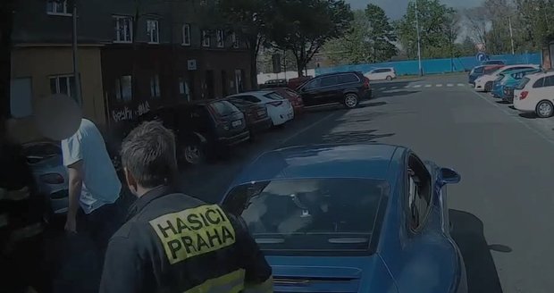 Řidič porsche na svou zběsilou jízdu ulicemi Holešovic a vybržďování hasičů doplatí.