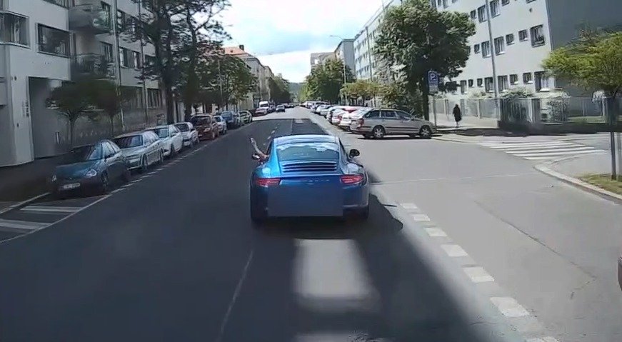 Řidič porsche na svou zběsilou jízdu ulicemi Holešovic a vybržďování hasičů doplatí.