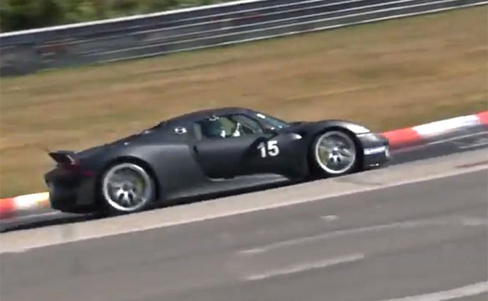 Video: Poslechněte si Porsche 918 Spyder řádící na Severní smyčce