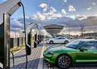 Porsche šlape cestičku Taycanu. Postavilo celý park supernabíječek pro elektromobily