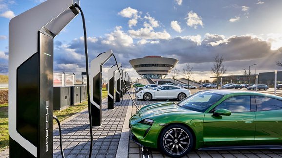 Porsche šlape cestičku Taycanu. Postavilo celý park supernabíječek pro elektromobily