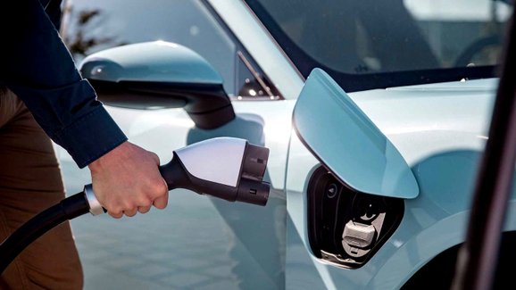 Energetické společnosti chtějí dálkově odpojovat elektromobily z nabíječek. Proč?