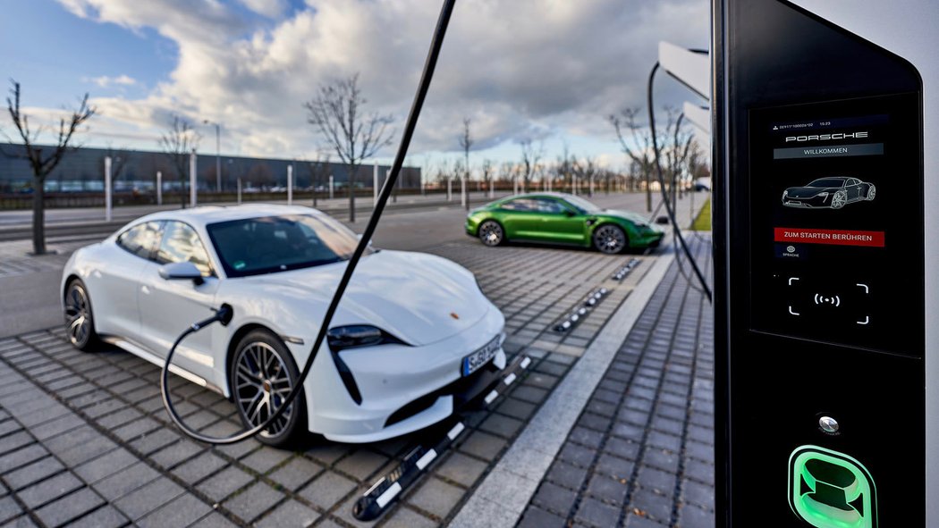Porsche postavilo park supernabíječek pro elektromobily