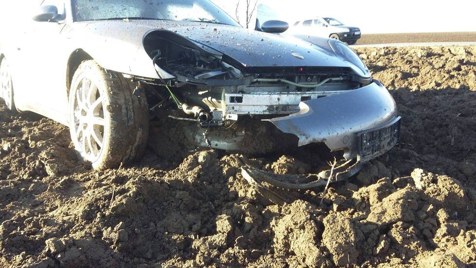 Takhle dopadlo Porsche Carrera poté, co ho neznámý řidič staršího bavoráku vytlačil ze silnice.