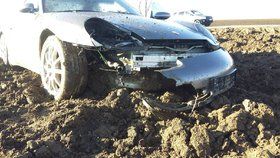 Takhle dopadlo Porsche Carrera poté, co ho neznámý řidič staršího bavoráku vytlačil ze silnice.