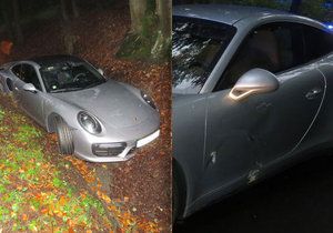 Po vyjížďce kamarádů v luxusních sporťácích skončilo jedno Porsche v příkopě a další ve svodidlech.