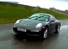 Video: Porsche 911 Carrera 4 na mokru