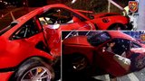 Luxusní porsche rozstřelil řidič o sloup: Zraněný spolujezdec zůstal zaklíněn uvnitř