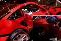 Luxusní porsche rozstřelil řidič o sloup: Zraněný spolujezdec zůstal zaklíněn uvnitř