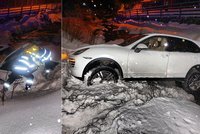 Řidička porsche skončila po nehodě v říčce Úpě: Hasičům se její auto vytáhnout nepodařilo