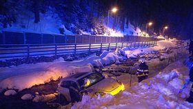 Porsche v Peci pod Sněžkou skončilo v potoce.