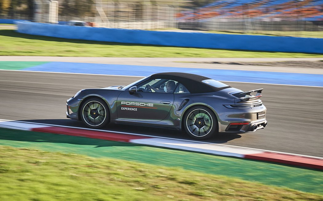 Modelová řada Porsche na okruhu F1 v Istanbulu