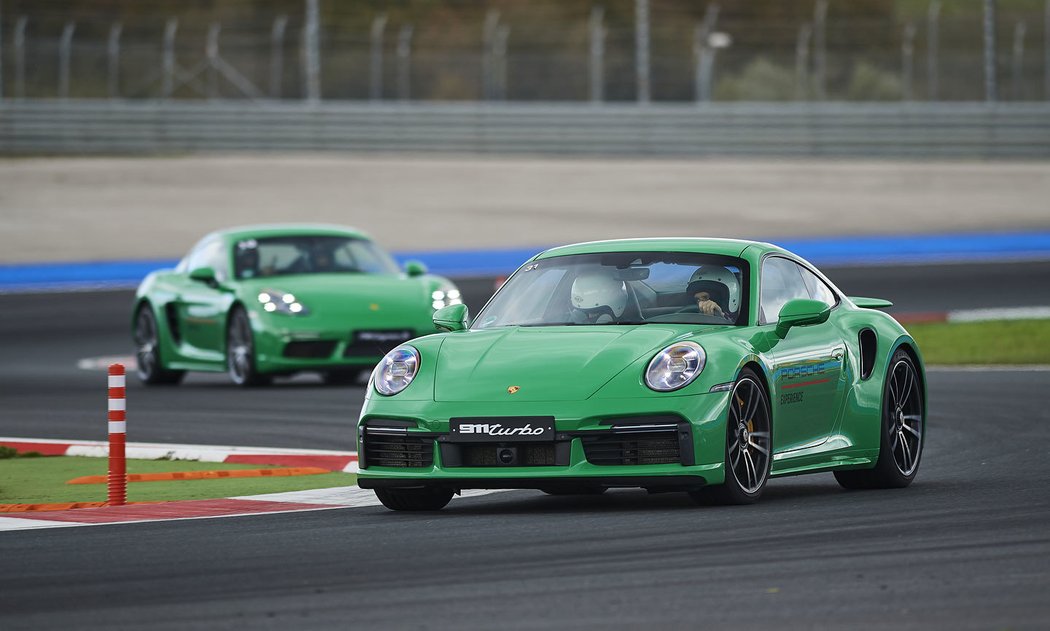 Modelová řada Porsche na okruhu F1 v Istanbulu