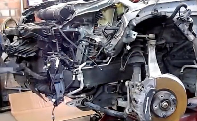 Video: Porsche Cayenne po čelním nárazu zase jako nové